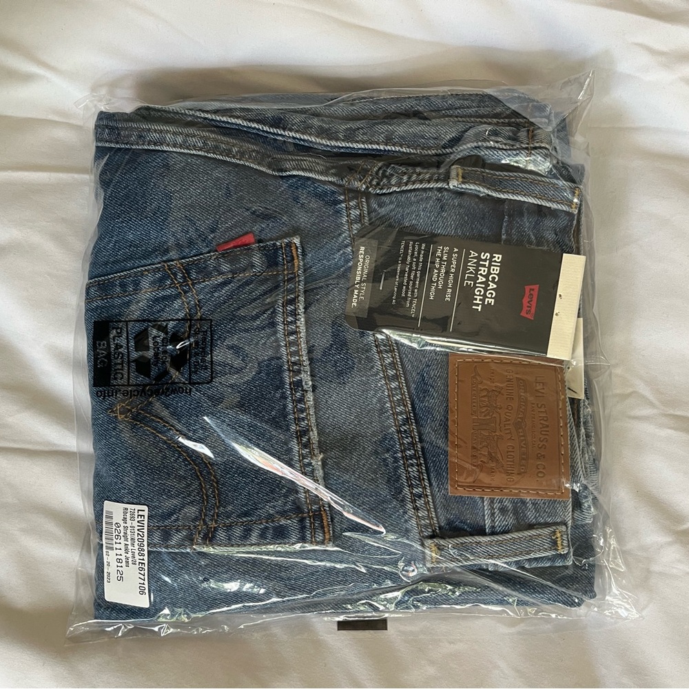 levi’s ribcage straight ankle NWT size 28